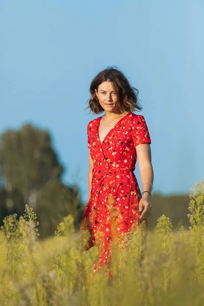 Μια Ρομαντική Βόλτα Ενός Σγουρομάλλη Κοπέλα Ένα Κόκκινο Μακρύ Φόρεμα — Φωτογραφία Αρχείου