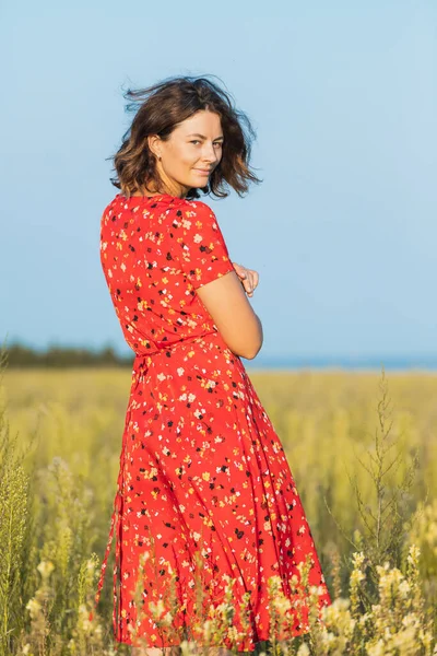 Portret Pięknej Młodej Modelki Czerwonej Sukience Trzymającej Dzień Radości Tle — Zdjęcie stockowe