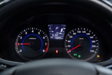 Novosibirsk / Rusya 15 Haziran 2020: Hyundai Solaris, Araç paneli, dijital parlak hız göstergesi, kilometre sayacı ve diğer araçlar 