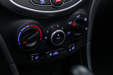 Novosibirsk / Rusya 15 Haziran 2020: Hyundai Solaris, klima düğmeleri ve modern araba kontrolleri ile klima kontrol görüşlü Enstrüman otomobili panelini kapat 