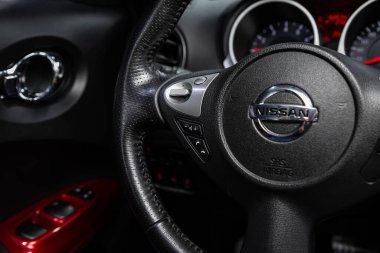 Novosibirsk / Rusya 23 Haziran 2020: Nissan Juke, kontrol düğmeleri, müzik sesi kontrolü ve şarkı değiştirme ile araba direksiyonu 