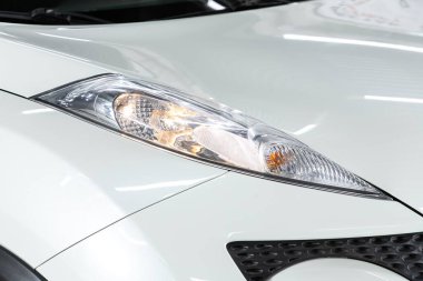 Novosibirsk / Rusya 23 Haziran 2020: Nissan Juke, dış görev. Modern araba ksenon lambasına yakın.