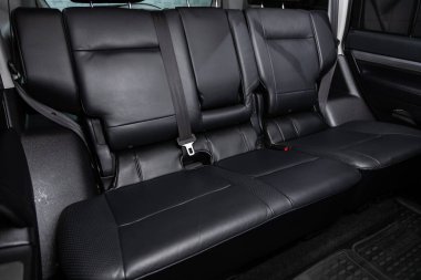 Novosibirsk / Rusya 30 Haziran 2020: Mitsubishi Pajero, siyah derili yolcular için arka koltuk. Rahat vagon içeride. 