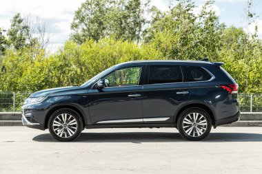 Novosibirsk / Rusya Temmuz 04: 2020: siyah Mitsubishi Outlander, yan görüş. Japonya 'da yaz günü bir caddede yapılan modern bir kesişmenin fotoğrafı. 