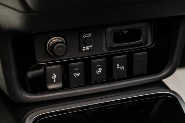 Novosibirsk / Rusya Temmuz 04: 2020: Mitsubishi Outlander, arabadaki elektrik yükünü kapat. modern araba iç mimarisi