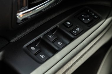 Novosibirsk / Rusya Temmuz 04: 2020: Mitsubishi Outlander, yeni bir arabanın kapı kontrol paneline yakın çekim yaptı. Pencere kontrol paneli, kapı kilidi düğmesi ve ayna kontrollü kol dinlenmesi. 