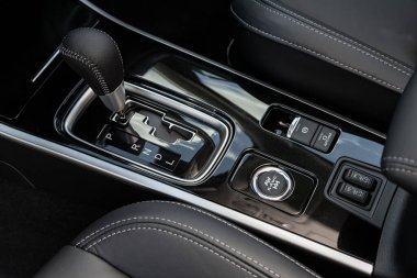 Novosibirsk / Rusya Temmuz 04: 2020: Mitsubishi Outlander, Gear shift. Arabanın otomatik vites kutusu, arabanın içi.