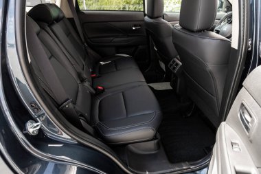 Novosibirsk / Rusya Temmuz 04: 2020: Mitsubishi Outlander, siyah derili yolcular için arka koltuk. Rahat vagon içeride. 