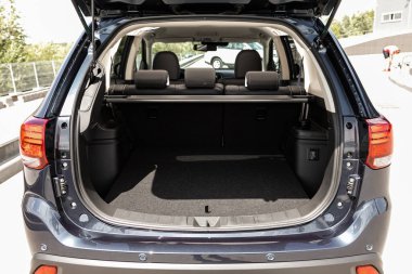 Novosibirsk / Rusya Temmuz 04: 2020: Mitsubishi Outlander, bagajı açık bir arabanın arka görüntüsü. Modern bir arabanın dışı.