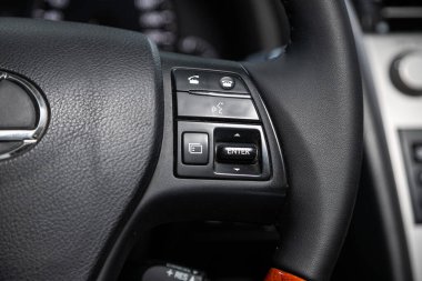 Novosibirsk / Rusya Temmuz 04: 2020: Lexus RX, kontrol düğmeli araba direksiyonu, müzik sesi kontrolü ve şarkı değiştirme 
