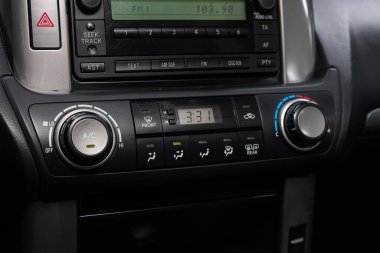 Novosibirsk / Rusya 25 Mayıs 2020: Toyota Land Cruiser Prado, klima düğmeleri ve modern araba kontrolleri ile klima kontrol görüşlü Alet Otomobili Paneli 