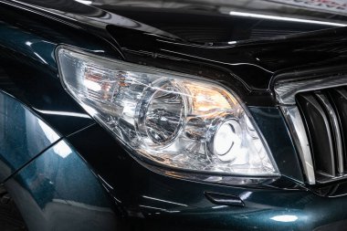 Novosibirsk / Rusya 25 Mayıs 2020: Toyota Land Cruiser Prado, dış görev. Modern araba ksenon lambasına yakın.