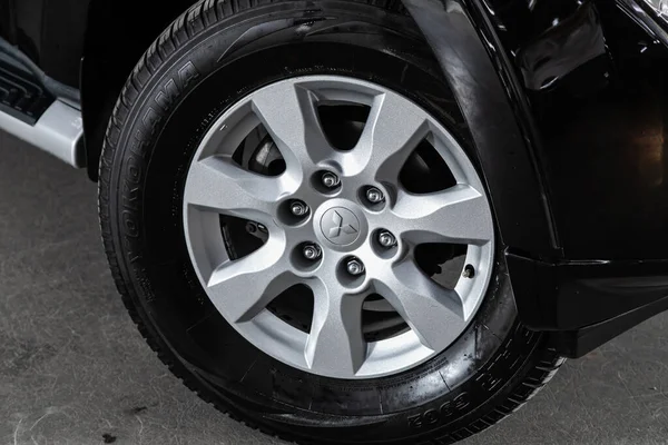 Novosibirsk Russia 2020 Mitsubishi Pajero Car Wheel Alloy Wheel New — 스톡 사진