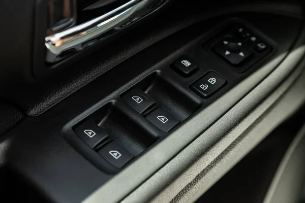 2020年7月4日 诺沃西尔斯克 Novosibirsk 三菱外卖公司 在一辆新车上的门控面板的特写 扶手休息与窗口控制面板 门锁按钮 和镜像控制 — 图库照片