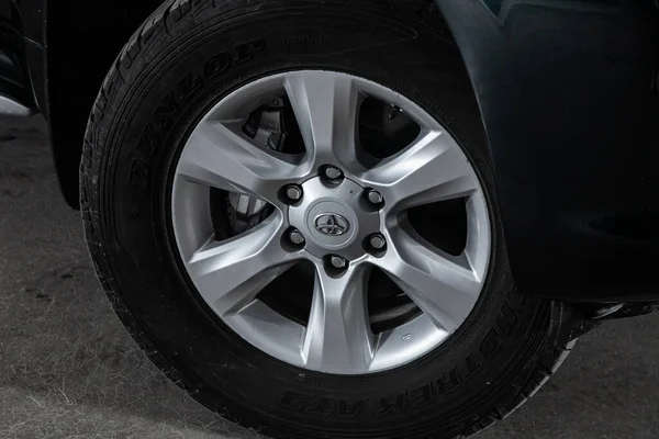 Novoszibirszk Oroszország Május 2020 Toyota Land Cruiser Prado Car Wheel — Stock Fotó