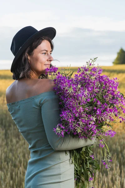 Ritratto Una Bella Giovane Donna Abito Romantico Blu Con Grande — Foto Stock