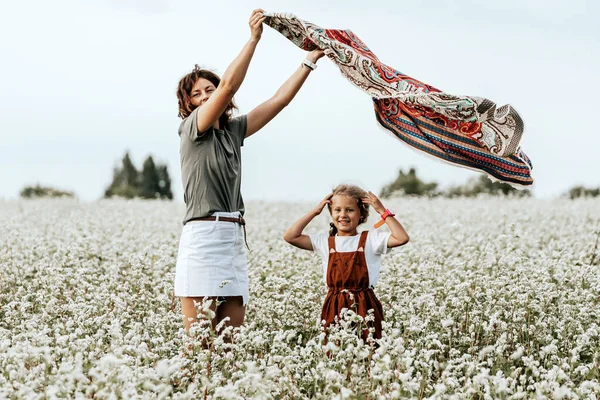 Bonne Famille Joue Amuser Sur Terrain Avec Des Fleurs Coucher — Photo