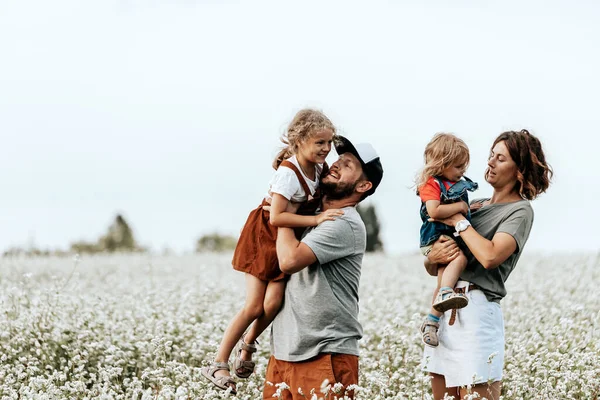 Bonne Famille Joue Amuser Sur Terrain Avec Des Fleurs Coucher — Photo
