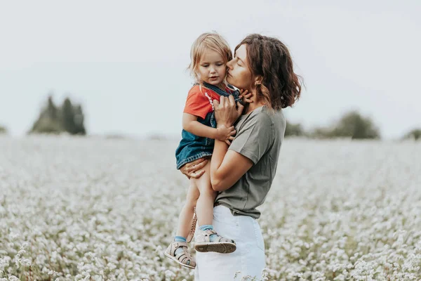 Bonne Famille Joue Amuser Sur Terrain Avec Des Fleurs Coucher — Photo