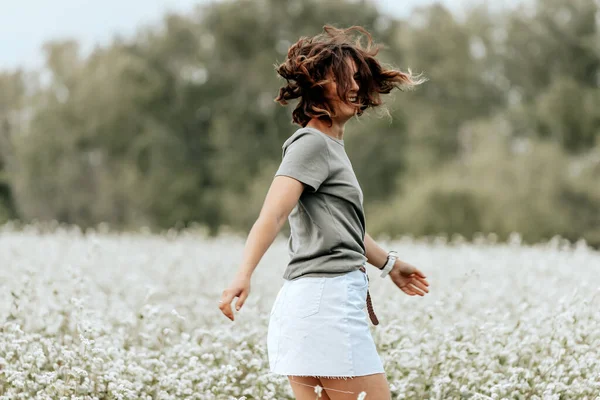 Ritratto Una Bella Giovane Donna Corre Attraverso Campo Con Fiori — Foto Stock