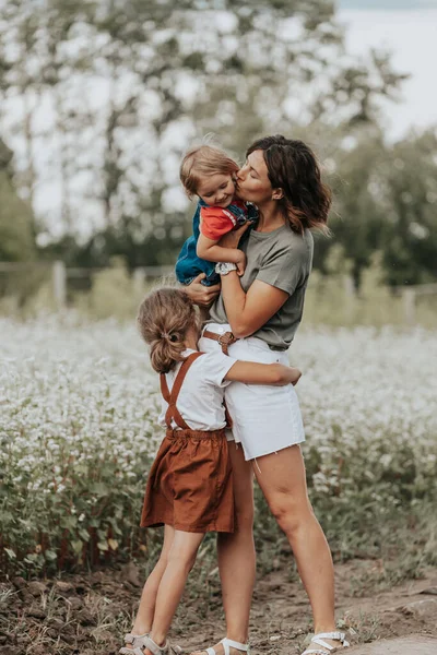 Bonne Famille Joue Amuser Sur Terrain Avec Des Fleurs Coucher — Photo