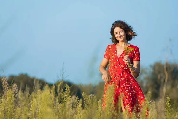 Una Donna Dai Capelli Scuri Sorride Cammina Lungo Campo Verde — Foto Stock