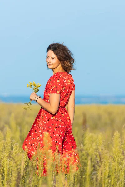 Портрет Красивої Молодої Жінки Червоній Романтичній Сукні Жовтими Квітами Ходять — стокове фото