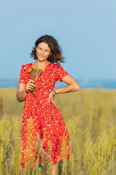 Retrato Una Hermosa Joven Vestida Rojo Romántico Con Flores Amarillas — Foto de Stock