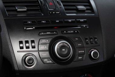 Novosibirsk / Rusya 25 Mayıs 2020: Mazda 3, Siyah ses kontrol paneli 