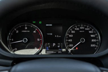Novosibirsk / Rusya Temmuz 04: 2020: Mitsubishi Pajero Sport, yuvarlak gösterge paneli, hız göstergesi ve takometreye beyaz arka planda yakın çekim. modern araba iç mimarisi