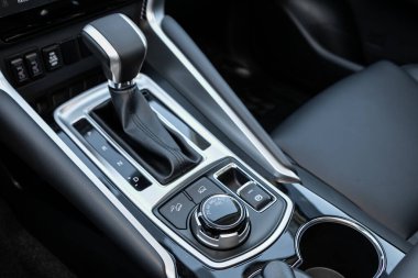 Novosibirsk / Rusya Temmuz 04: 2020: Mitsubishi Pajero Sport, otomatik vites kutusunun yakın görüntüsü. İç araba, otomatik vites kolu. 