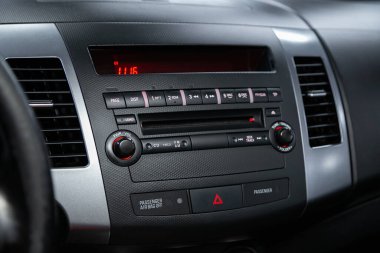 Novosibirsk / Rusya 18 Temmuz 2020: Peugeot 4007, Siyah ses kontrol paneli 