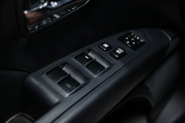 Novosibirsk / Rusya 18 Temmuz 2020: Peugeot 4007, modern otomobilin iç mimarisi. Yan kapı düğmeleri: pencere, ayna ayarlama düğmeleri, kapı kilidi. Araba içeride. 