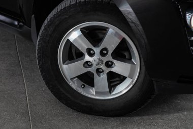 Novosibirsk / Rusya 18 Temmuz 2020: Peugeot 4007, Siyah arabanın tekerleği - kapan