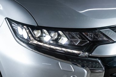Novosibirsk / Rusya 25 Mayıs 2020: Mitsubishi Outlander, Gri SUV 'nin güzel, temiz farları