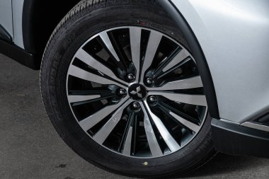 Novosibirsk / Rusya 25 Mayıs 2020: Mitsubishi Outlander, Gri araba tekerleği - kapanıyor