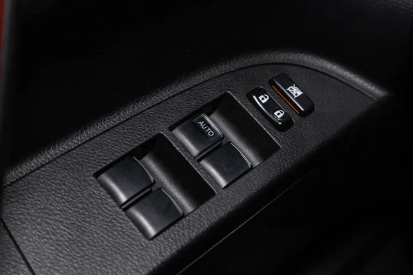 ノヴォシビルスク ロシア4月28 2020 トヨタハイランダー 現代車のインテリア サイドドアボタン ウィンドウ ミラー調整ボタン ドアロック — ストック写真