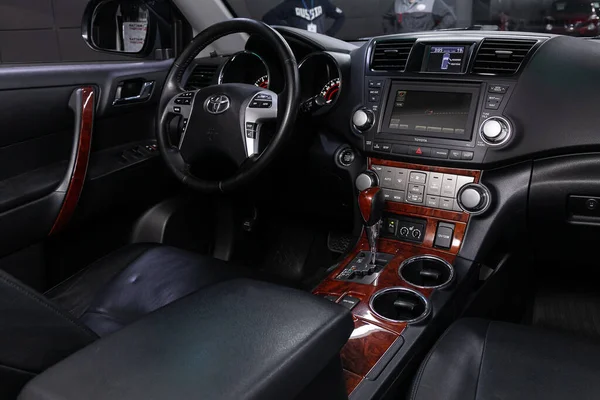 Novosibirsk Rússia Abril 2020 Toyota Highlander Carro Luxo Interior Volante — Fotografia de Stock