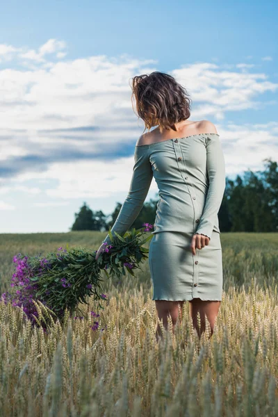 Portrait Freudige Junge Frau Brünett Blauem Kleid Mit Einem Strauß — Stockfoto