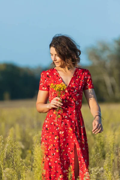 Ziemlich Frische Junge Frau Die Draußen Auf Der Grünen Wiese — Stockfoto