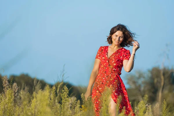 Piękna Kobieta Sukience Piękności Śmieje Się Tańczy Zewnątrz Łące Podczas — Zdjęcie stockowe