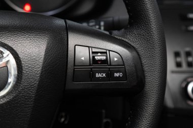Novosibirsk / Rusya 25 Mayıs 2020: Mazda 3, hızlı kontrol telefonu, müzik ve diğer işlevler için çok fonksiyonlu yeni siyah direksiyon simidi
