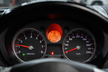 Novosibirsk / Rusya 23 Haziran 2020: Nissan X-Patikası, yuvarlak hız göstergesi, 177 bin kilometrelik menzili, takometre, far sembolü