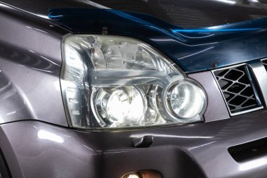 Novosibirsk / Rusya 23 Haziran 2020: Nissan X-Trail, modern bir arabanın parlayan farları