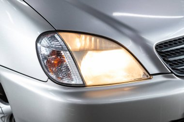 Novosibirsk / Rusya 18 Temmuz 2020: Toyota Nadia, modern bir arabanın Parlayan Işığı