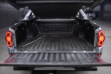 Novosibirsk / Rusya 18 Temmuz 2020: Mitsubishi L200, bagajı açık bir arabanın arka görüntüsü. Modern bir arabanın dışı.