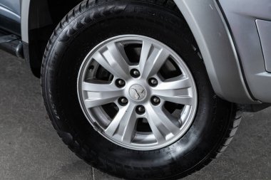 Novosibirsk / Rusya 18 Temmuz 2020: Mitsubishi L200, alüminyum alaşımlı yakın çekimli araba tekerleği ve yeni lastik 