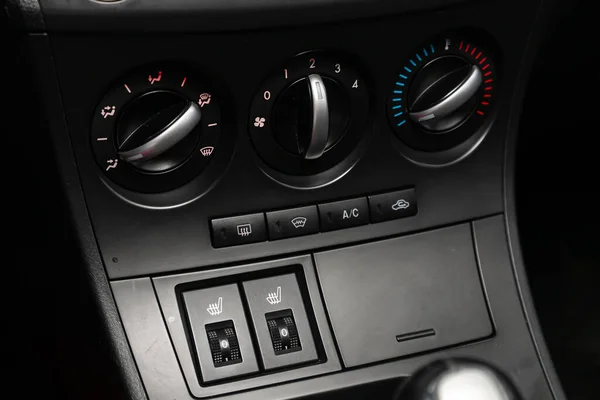 2020年5月25日 马自达3号 配有空调按钮 座位加热扣子的气候控制视野的闭合仪表盘 现代汽车的细节和控制 — 图库照片