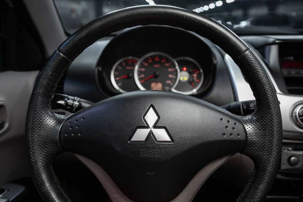 2020年7月18日 三菱L200 黑色豪华轿车内部 仪表盘 带有标识和按钮的方向盘 速度计和仪表盘 — 图库照片