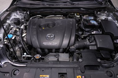Novosibirsk / Rusya 10 Haziran 2020: Mazda 6, temiz bir motor bloğunu kapatın. İçten yanmalı motor, araba parçaları, ayrıştırma